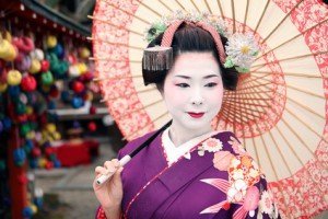 Geisha kimono und pinker Schirm mit Haarschmuck