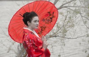 Geisha mit rotem regenschirm