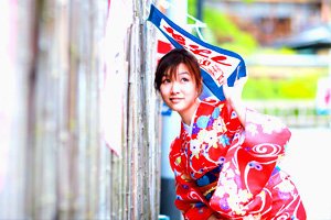 Frau im Kimono unter Banner Kimono Schnittmuster