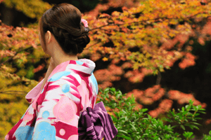 Kimono Pflege - Frau im Pinken Kimono im Wald von der seite
