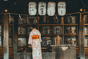 Frau in Tomesode Kimono am Schrein