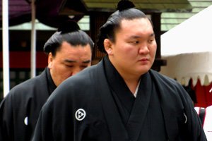 Sumoringer im edelen Kimono Montsuki