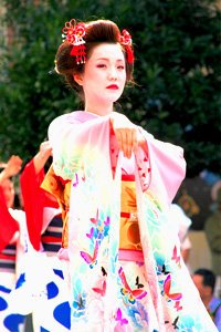Eleganter Schmetterling Kimono getragen von einer Geisha auf einem Straßenfest.