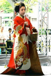 Frau im edelen furisode Kimono
