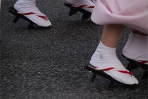 Japanische Fußbekleidung die von frauen auf einem straßenfest getragen werden.