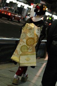 Geisha im hikizuri Kimono auf der Straße