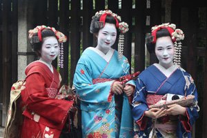 Geishas in verschiedenen kimono arten