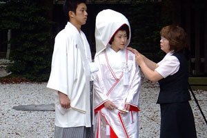 Frau in shiromuku Kimono bei ihrer Hochzeit
