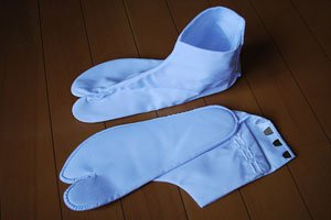 Japanische Fußbekleidung Blaue tabi auf holzboden.