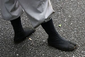 Japanische Fußbekleidung, schwarze Tabi getragen auf der straße.