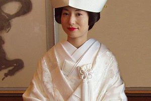 frau im weißen tsukesage Kimono