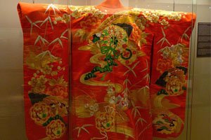 altes uchikake Kimono in rot mit bunten mustern