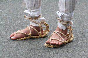 Japanische Fußbekleidung Waraji die von jemandem auf der straße getragen werden.