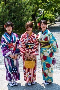 3 junge frauen im Yukata