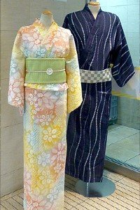 Ein Pinkgelber Yukata links für die frau. EIn Blauweißer Yukata für den Mann.