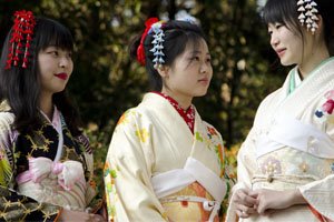 Drei Frauen mit Kimonogürtel
