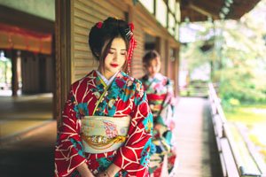 Schöne Frau im Furisode Kimono mit Obi
