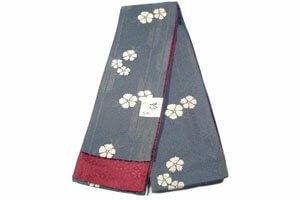 Blauer Hanhaba Kimonogürtel mit weißen Blumen Motiven.