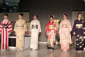 6 Frauen mit Kimonos und Kimonogürtel
