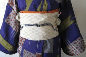 Obiage Kimonogürtel auf einem Weißen Obi.
