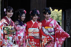 Vier Furisode Kimono trägerinen
