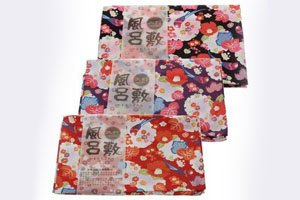 3 Furoshiki in verschiedenen Mustern und Farben