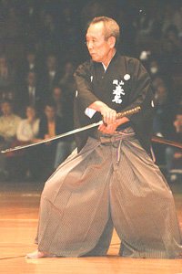 Hakama tragender Kampfsportler mit Schwert