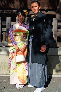 Hakama Hosenrock Tragendes Paar vor einem Schrein für Kimono Fakten