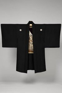 Haori Kimono Jacke in Schwarz mit 2 Kamon auf den Ärmeln.