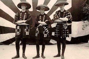 Drei Männer in Happi Kimonos mit Hüten.