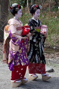 Hikizuri Kimono zwei Geishas die durch einen Park laufen
