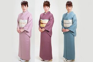 Drei Iro Muji Kimonos in Verschiedenen Farben.