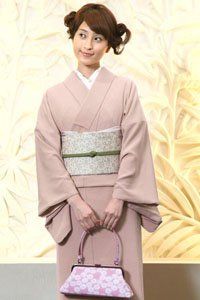 Frau im Hellpinkem Iro Muji Kimono mit Tasche.