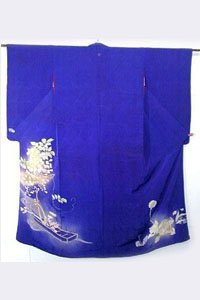 Ein Blauer Iro Tomesode Kimono ausgebreitet.