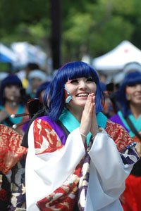 Kimono Stoffe Frau im Kimono mit Blauen Haaren.
