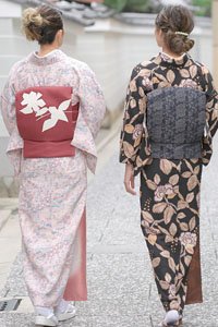 Zwei Frauen mit Komon Kimono und schönen Obi Gürteln