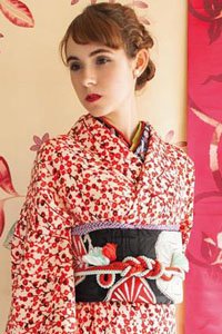 Frau im Rot-Weiß-Schwarzem Sakura Muster Komon Kimono Kimonos Kaufen