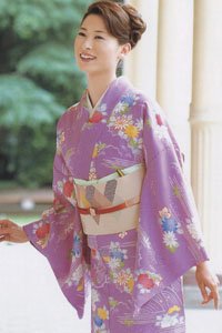 Lila Komon Kimono mit Blumen Motiv.