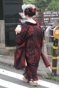 Michiyuki Kimono Jacke getragen von einer Geisha.