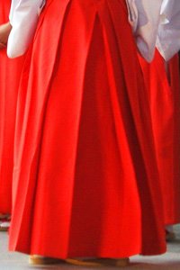Ein Roter Hakama aus der Nähe