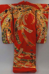 Uchikake in rot mit komplexen goldenen mustern