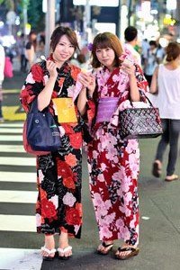 Uppawari Kimono Jacke getragen von 2 Frauen auf der Straße. Kimonos Kaufen