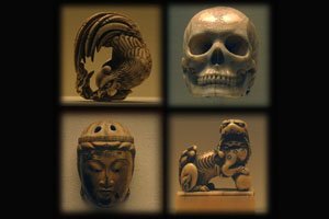 Vier verschiedene Netsukes. Eine Eule, ein Menschlicher Schädel, eine Maske und ein Tempelwächter Löwe. 