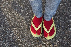Rote Tabi getragen in einem Zori Stroh Flip-Flop.