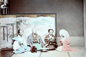 Altes coloriertes bild von japanern. sie tragen kimonos und Haori.
